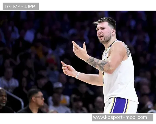 东契奇与裁判愉快对话雷迪克调侃避免第16次技犯的幽默瞬间